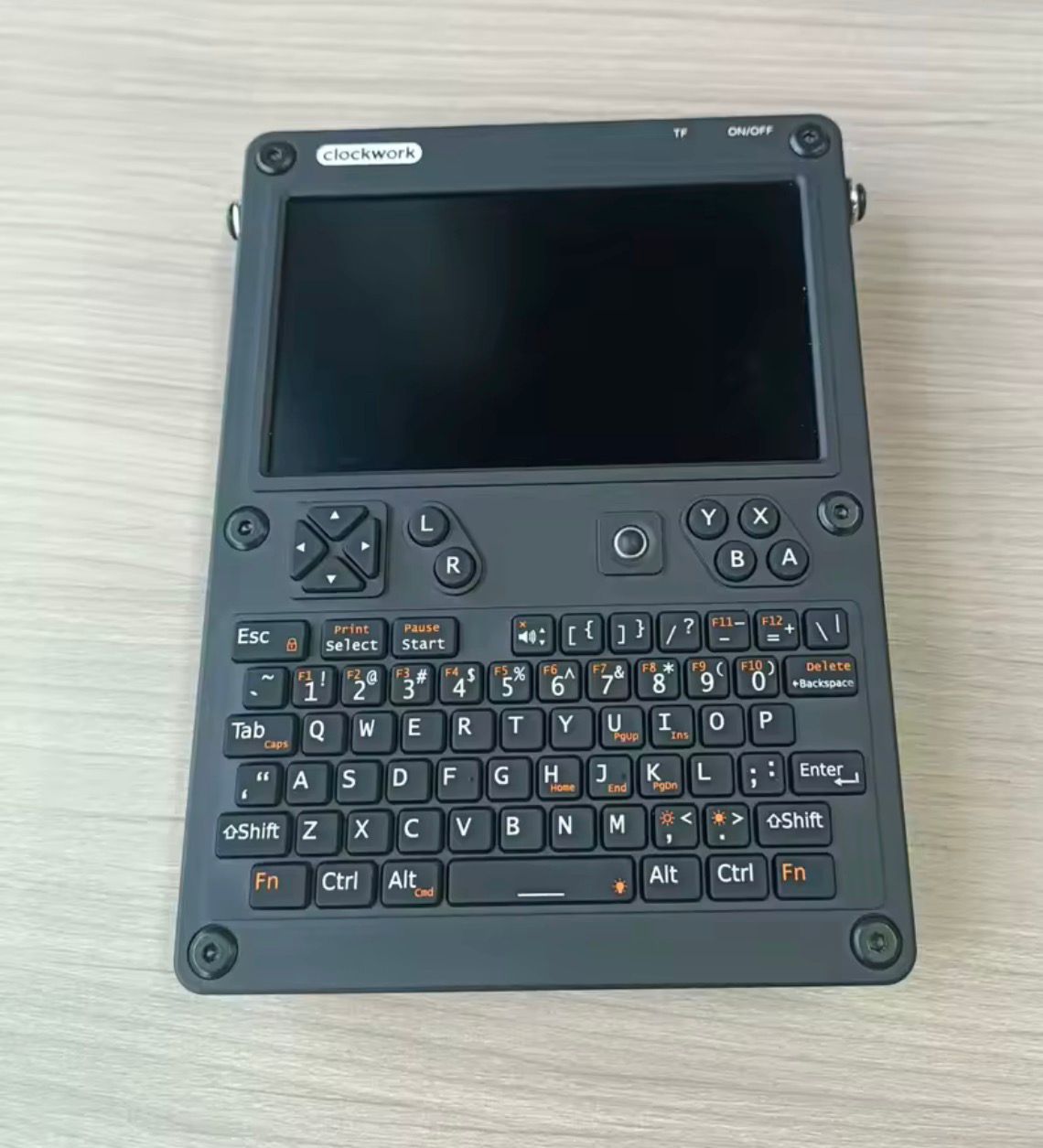 ClockworkPi uConsole Cyberdeck – Consola Linux Portátil DIY